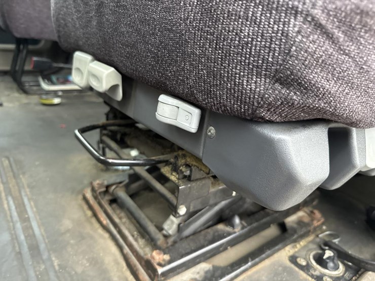 #1481-•-2015-freightliner-cascadia-day-cab-truck-tractor-image-32