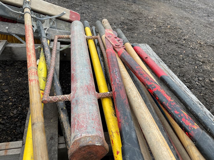 #7961-•-pallet-of-misc.-handed-yard-tools-image-5