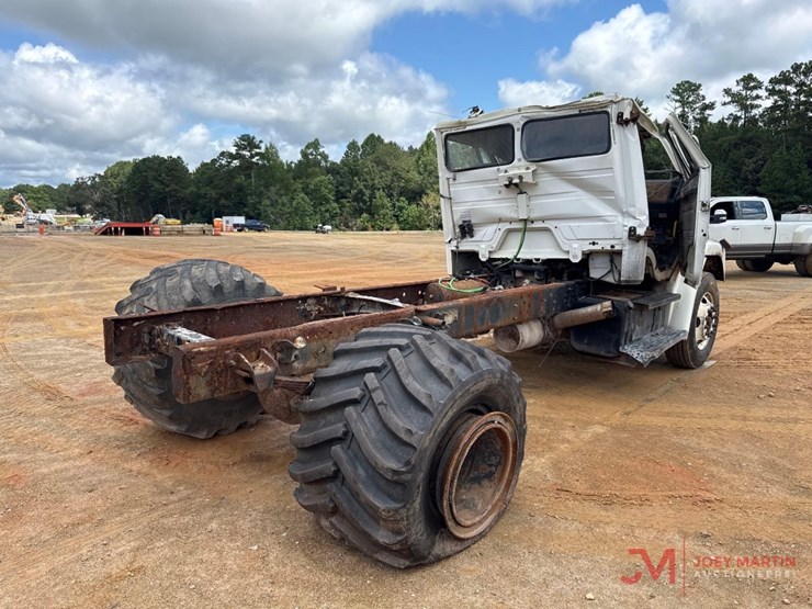 2003-freightliner-cab-&-chassis-truck-image-2