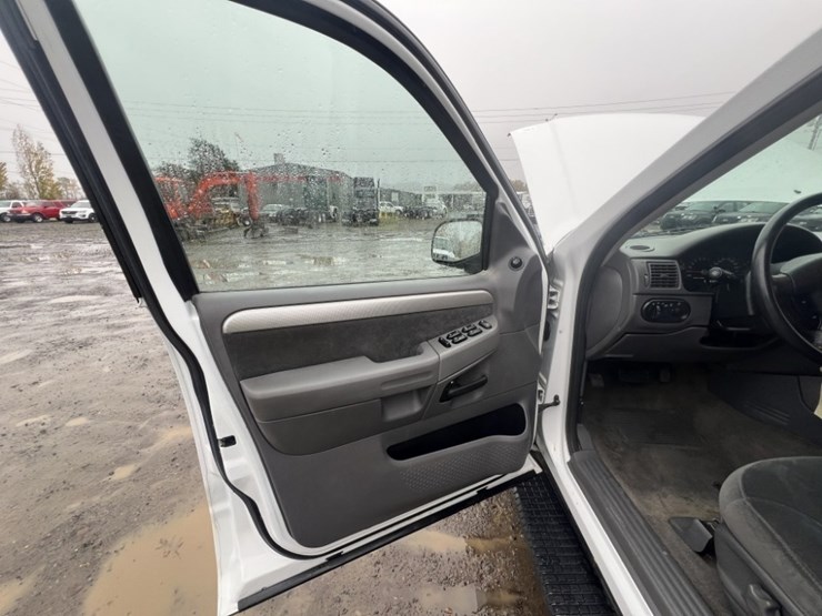2003-ford-explorer-xlt-image-25