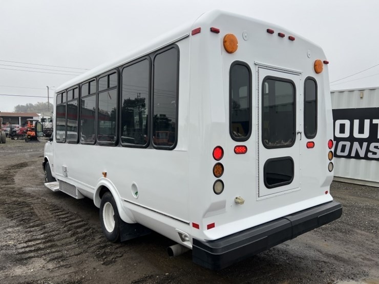 2014-chevrolet-express-paratransit-bus-image-6