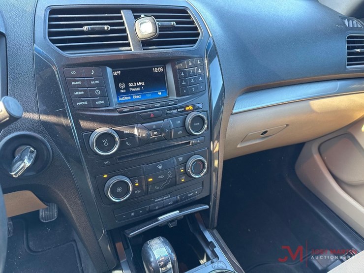 2016-ford-explorer-image-15