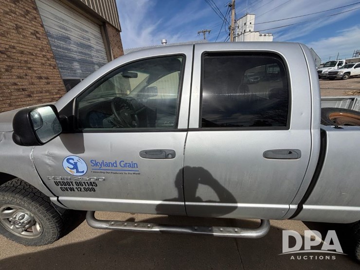 2004-dodge-2500-image-17