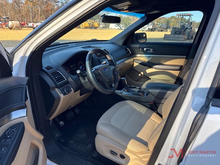 2016-ford-explorer-image-11