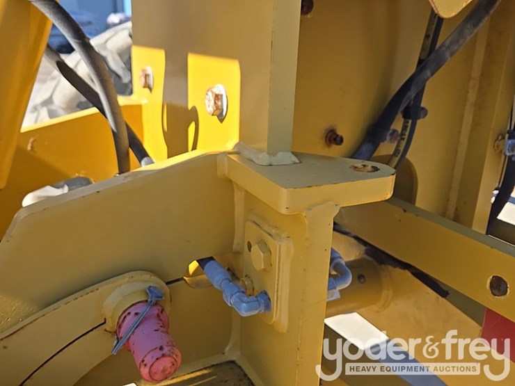 2016-caterpillar-120m2-image-53