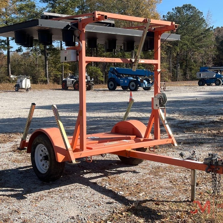 TOWABLE ARROW BOARD DIRECTIONAL SIGN