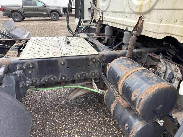 #1481-•-2015-freightliner-cascadia-day-cab-truck-tractor-image-22