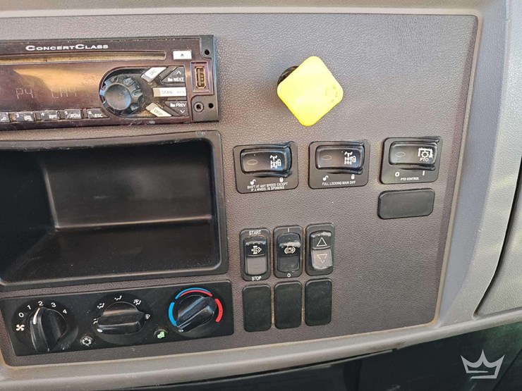 2015-peterbilt-348-image-18