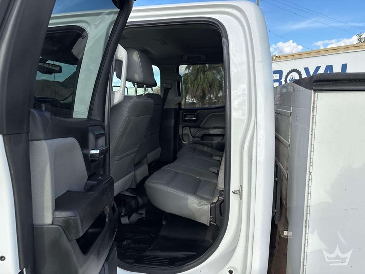 2018-chevrolet-3500-image-16