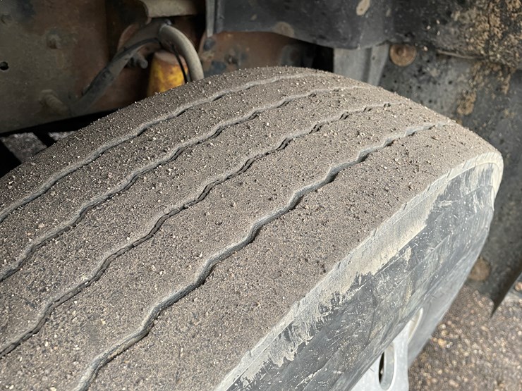 #1061-•-2004-mack-cx613-tandem-axle-day-cab-semi-tractor-(has-wi-title)-image-11