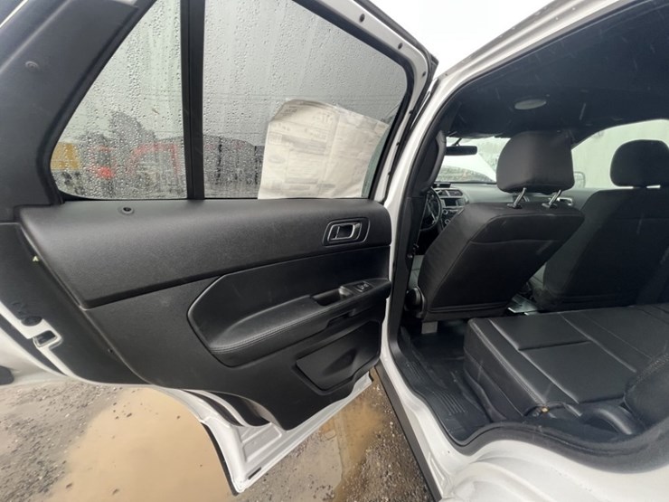 2017-ford-explorer-image-22