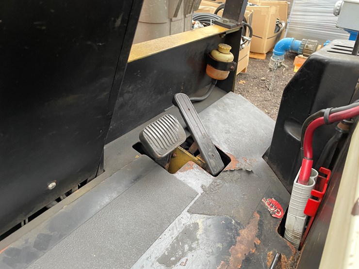 #1094-•-yale-3,000lbs-electric-forklift-image-9