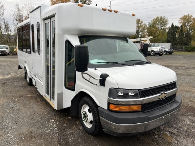 2014-chevrolet-express-paratransit-bus-image-2