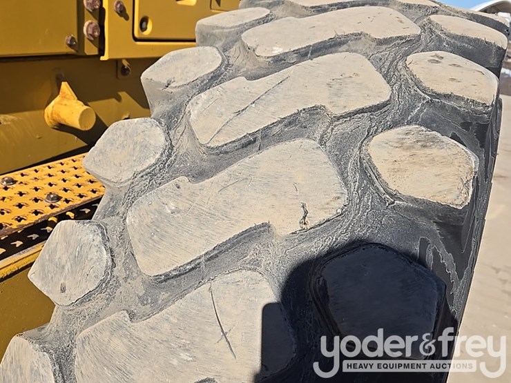 2016-caterpillar-120m2-image-26