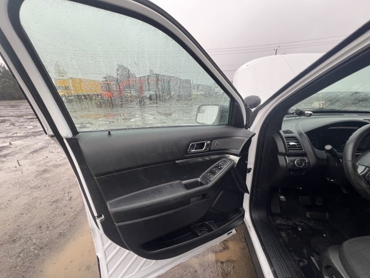 2017-ford-explorer-image-25