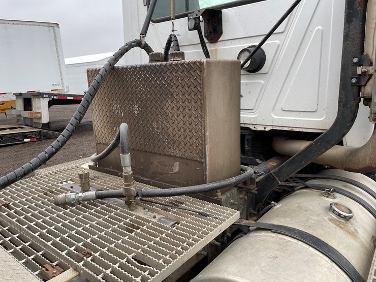 #1061-•-2004-mack-cx613-tandem-axle-day-cab-semi-tractor-(has-wi-title)-image-19