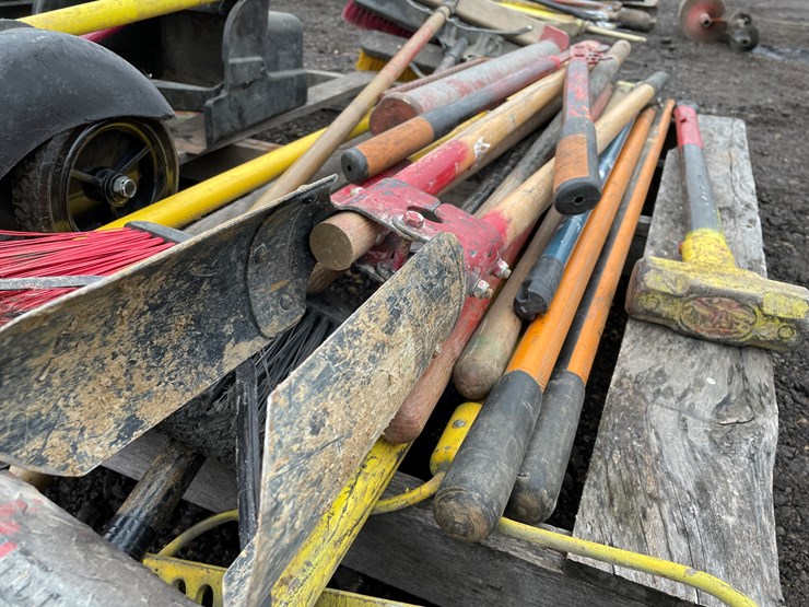 #7961-•-pallet-of-misc.-handed-yard-tools-image-3
