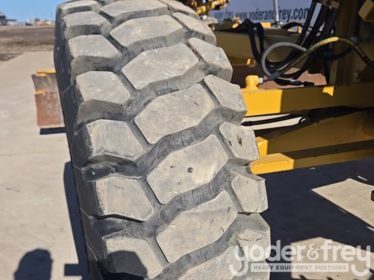 2016-caterpillar-120m2-image-41