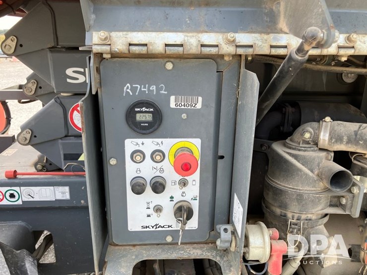 2017-skyjack-sj6826rt-image-21