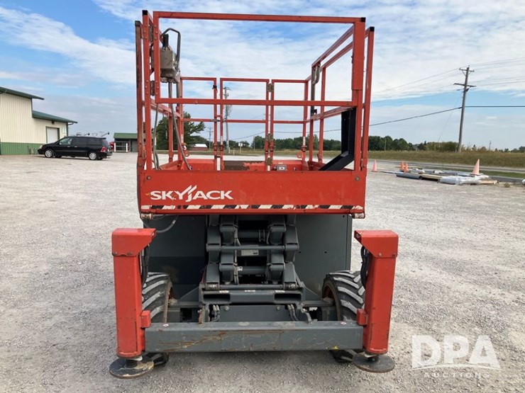 2017-skyjack-sj6826rt-image-2