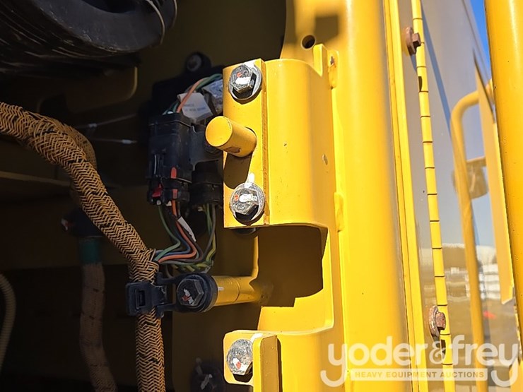 2016-caterpillar-120m2-image-148