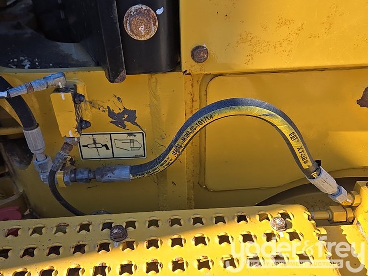 2016-caterpillar-120m2-image-89