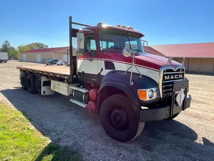 2007-mack-cv713-flatbed-w/-moffett-hookup-image-3