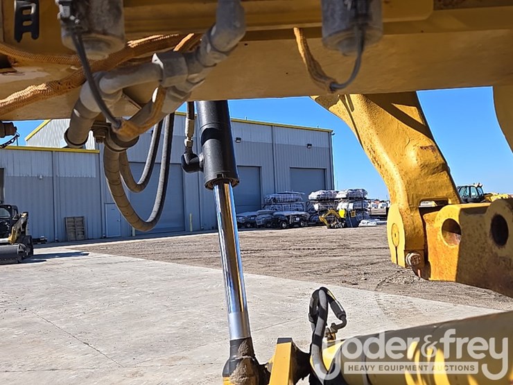 2016-caterpillar-120m2-image-68