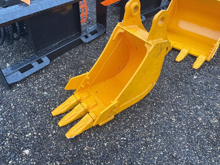 caterpillar-305-image-1