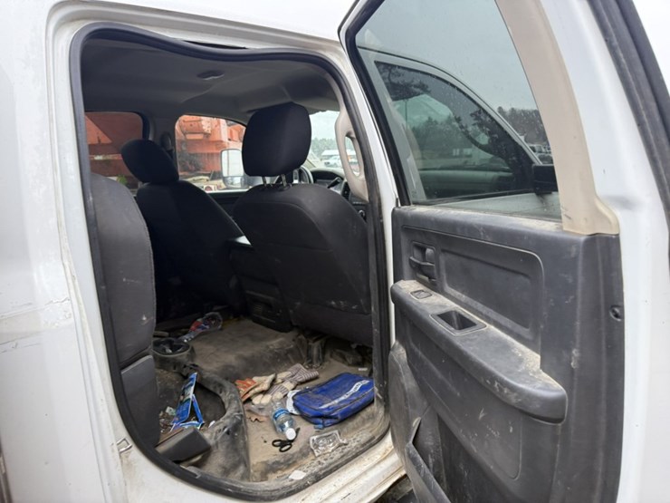 #1837-•-2011-ram-5500-4x4-flatbed-truck-image-32