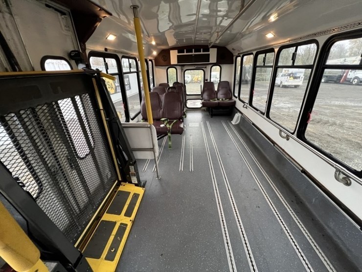 2014-chevrolet-express-paratransit-bus-image-23