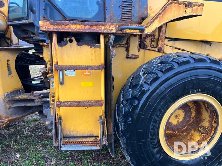 2017-deere-624k-image-40