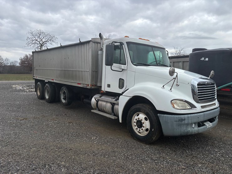 #1402-•-2007-freightliner-image-1