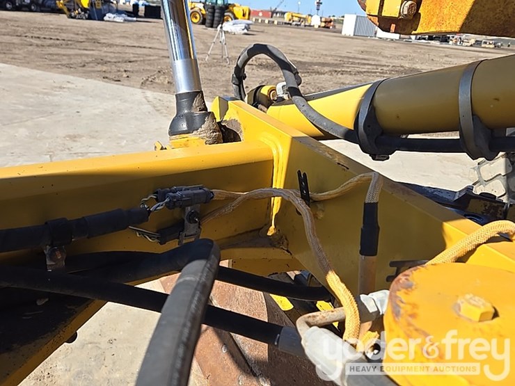 2016-caterpillar-120m2-image-63