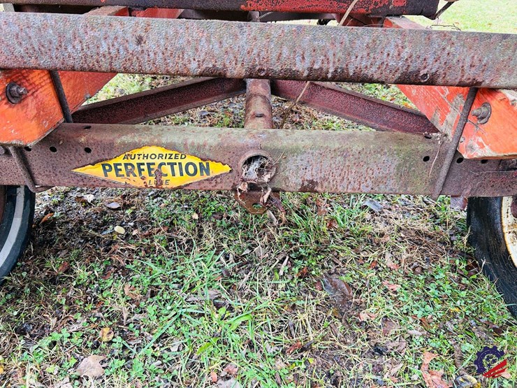 gravity-flow-grain-wagon-on-perfection-running-gear-image-21