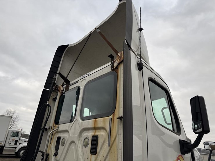 #1481-•-2015-freightliner-cascadia-day-cab-truck-tractor-image-20