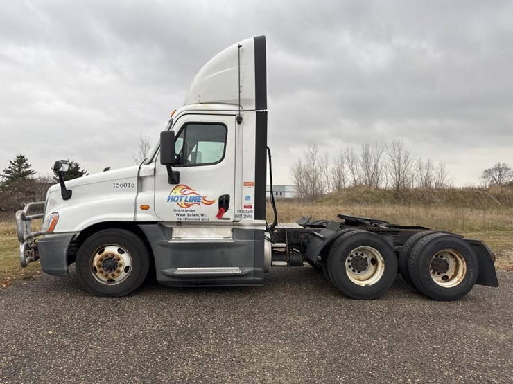 #1481-•-2015-freightliner-cascadia-day-cab-truck-tractor-image-2