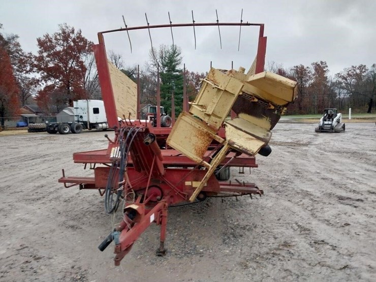 new-holland-1033-image-2