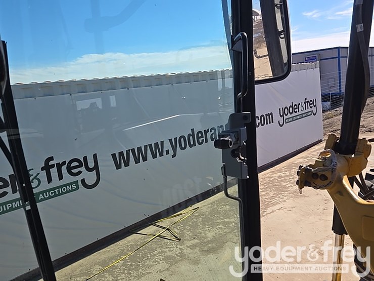 2016-caterpillar-120m2-image-246