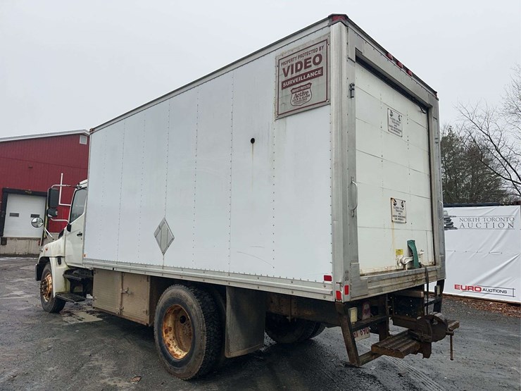 2012-hino-268-image-7