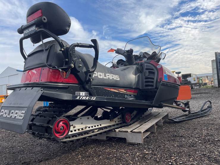 #1091-•-2000-polaris-indy-classic-touring-snowmobile-(has-reg.-card)-image-3