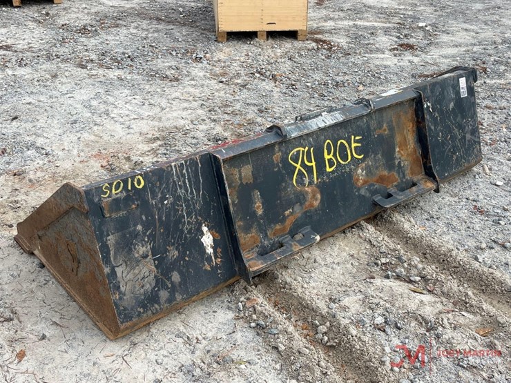 84"-skid-steer-bucket-w/-smooth-bolt-on-cutting-edge-image-3