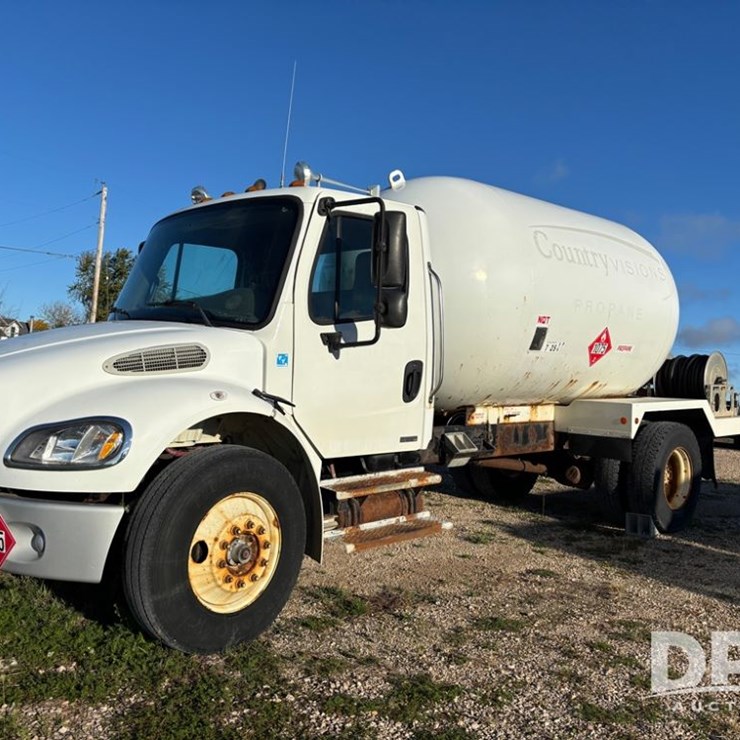 2005 Freightliner Business Class LP Bobtail Truck (DR12590 Unit 6501)