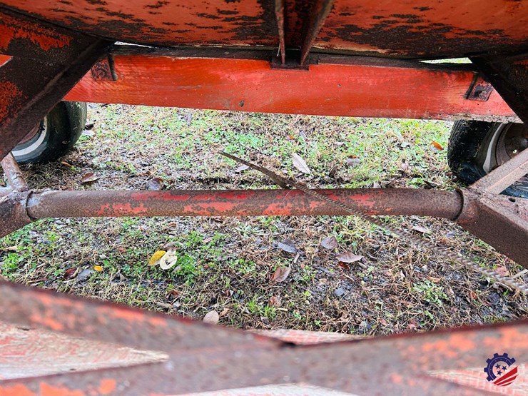 gravity-flow-grain-wagon-on-perfection-running-gear-image-24