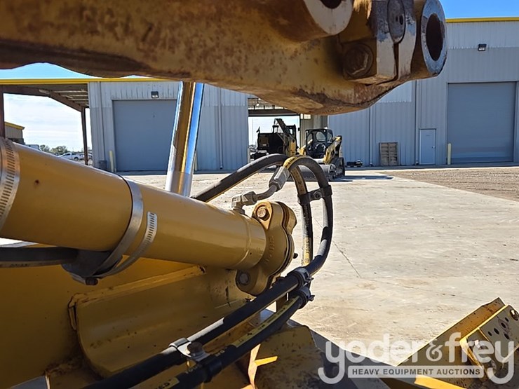 2016-caterpillar-120m2-image-85