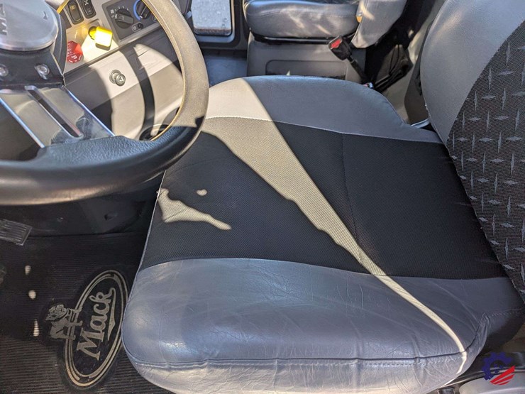 2016-mack-granite-gu713-image-44