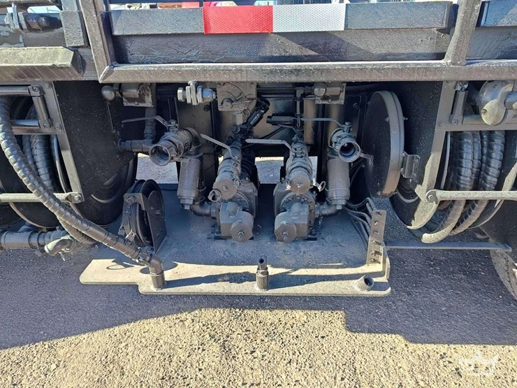 2015-peterbilt-348-image-39