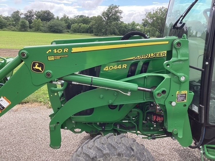 john-deere-4044r-image-4