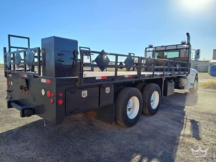 2015-peterbilt-348-image-3