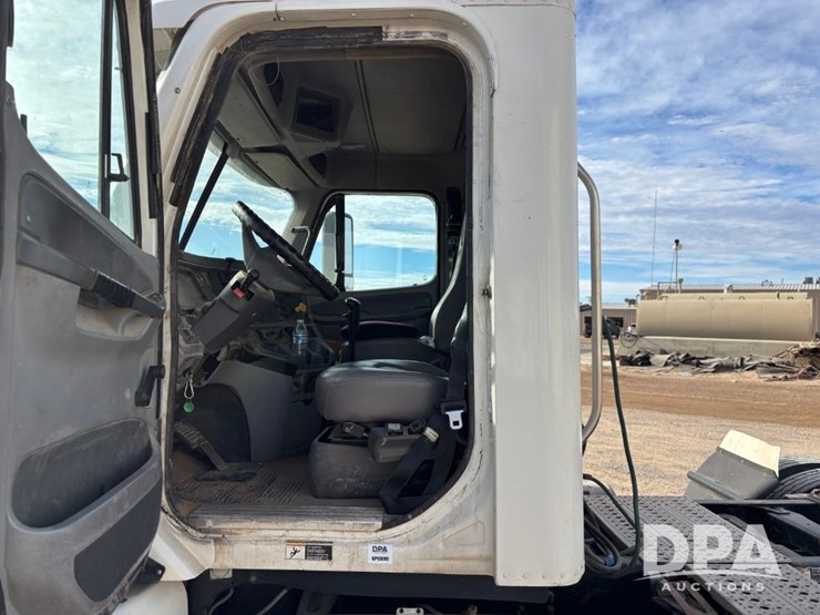 2006-freightliner-day-cab-truck-(gp12099,-unit-802)-image-71